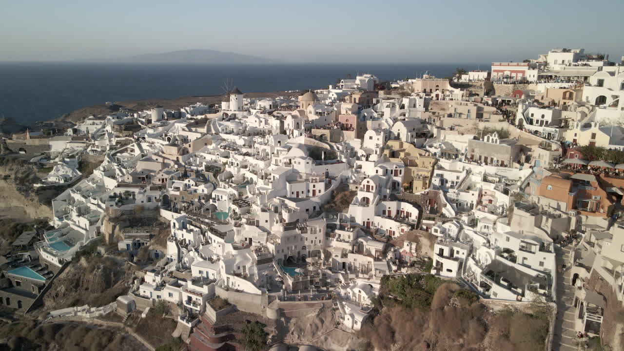 vista aérea del pueblo de oia en santorini