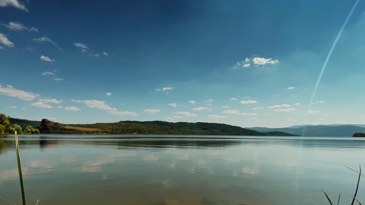hermoso timelapse de un lago con cielo despejado y agua azul