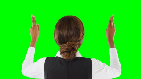 mujer fingiendo usar una pantalla invisible 4k