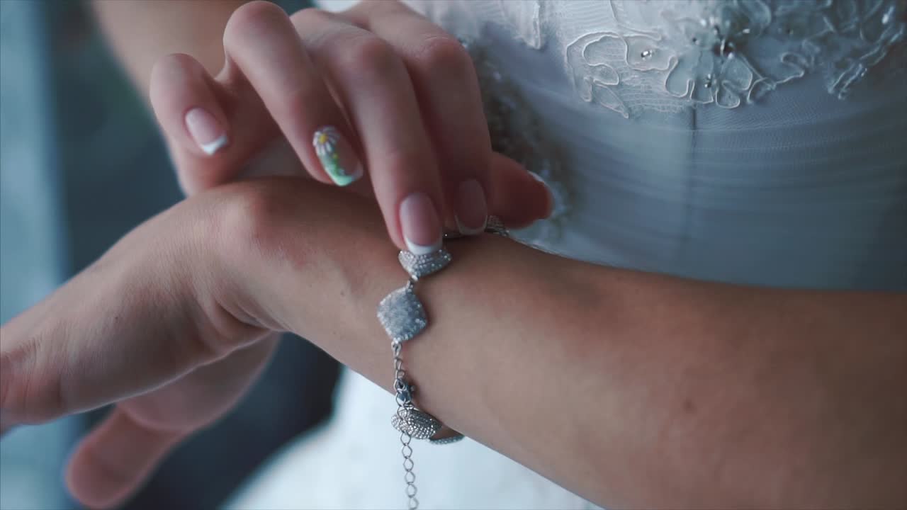 신부가 준비하고, 팔를 착용하고