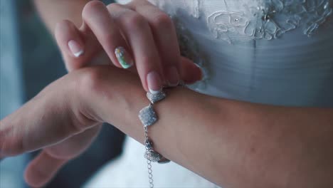 la novia se está preparando, llevando un brazalete.