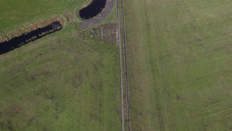 Filmische-Drohnenaufnahmen-Des-Ortes-Uetz-In-Brandenburg,-Deutschland