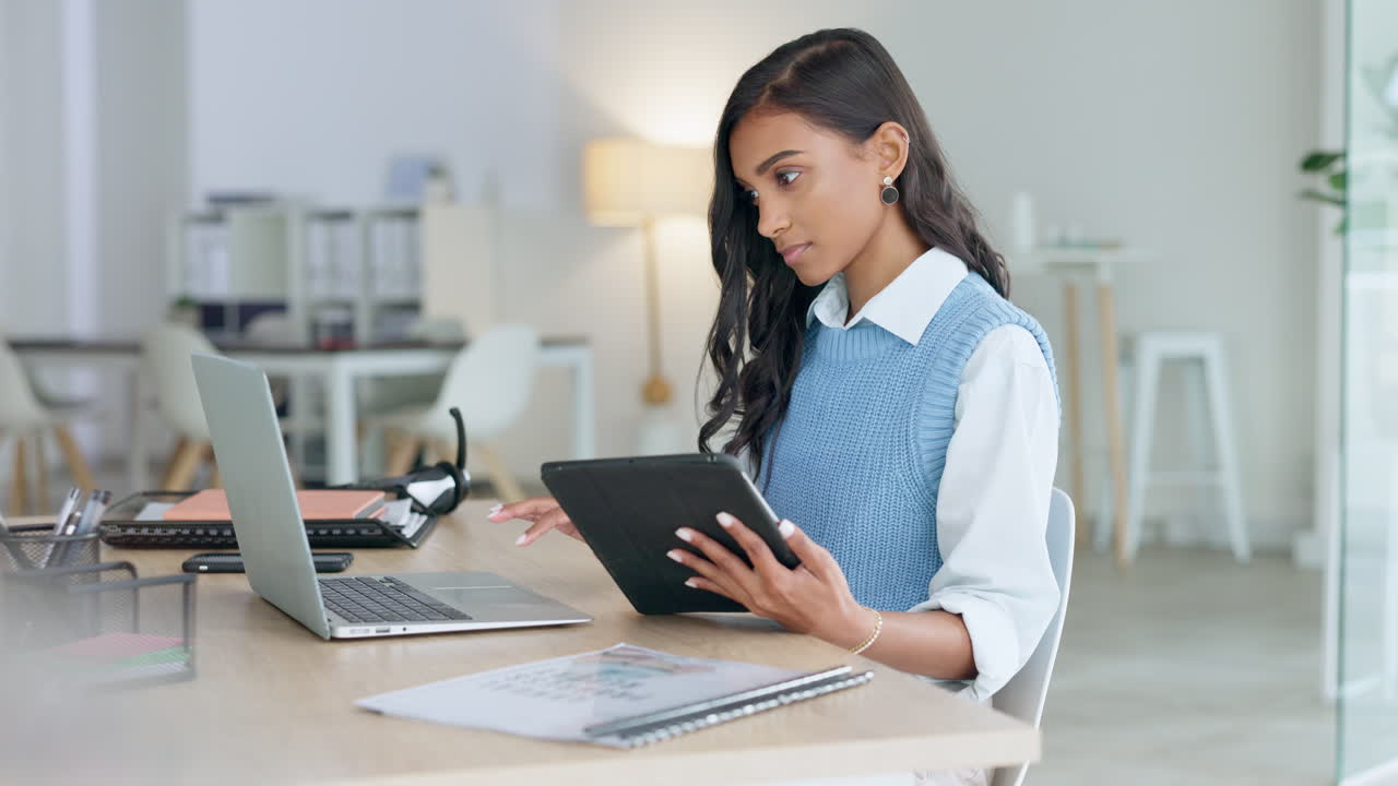 profesional de marketing de moda que usa una aplicación en línea