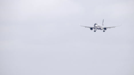 Una-Cámara-Lenta-De-Un-Avión-Brillante-En-Un-Cielo-Despejado