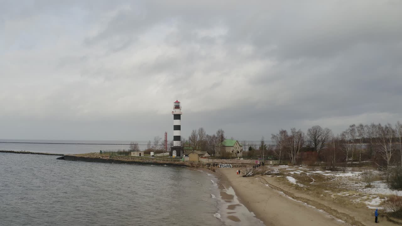 летит вверх по направлению к светлому дому