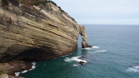 un arco natural en los acantilados de piedra caliza en la costa azul del océano pacífico