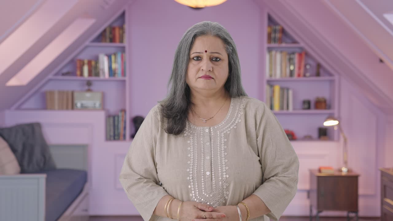 카메라를 쳐다보는 은 인도 여성