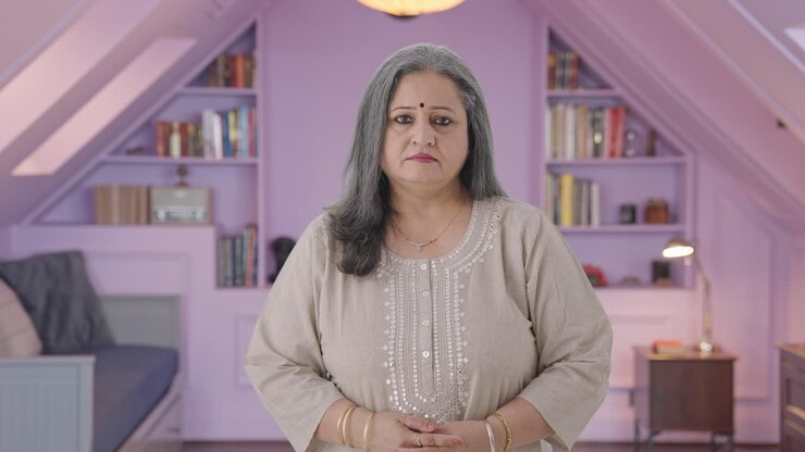 anciana india mirando fijamente a la cámara