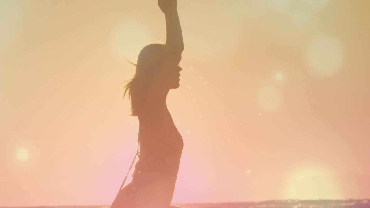mujer joven meditando en la playa