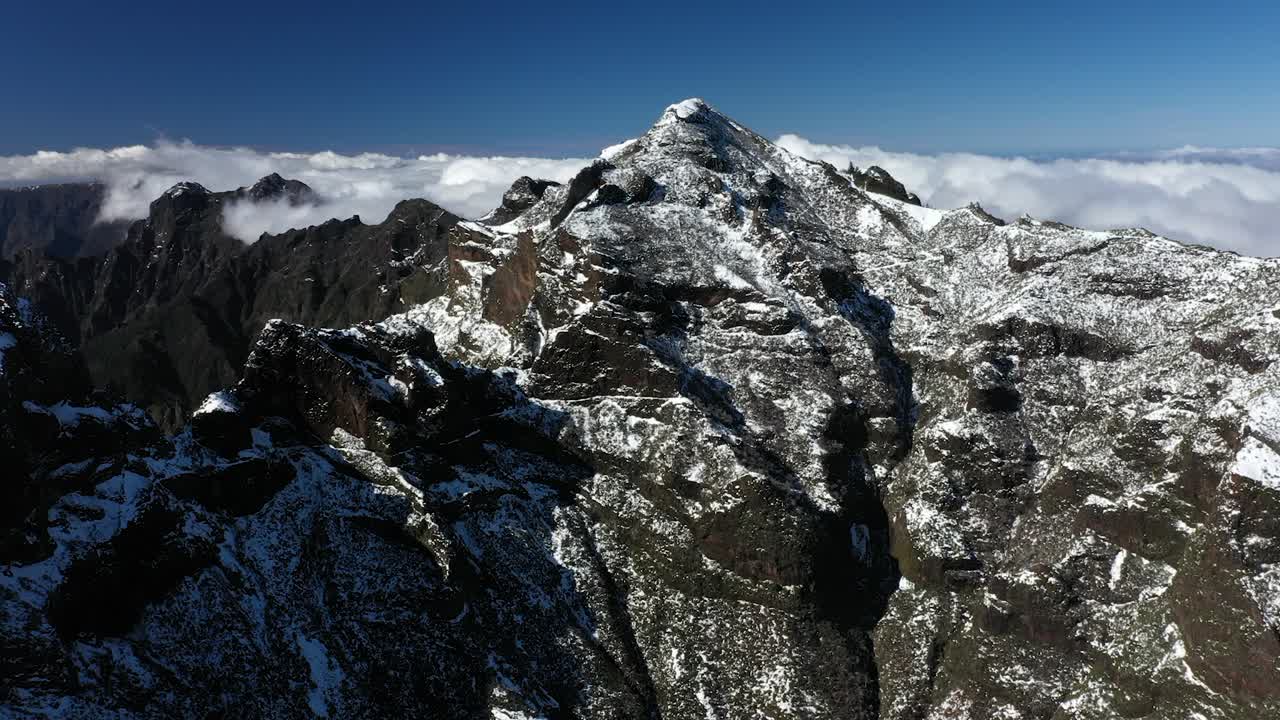 toma de drone del lado marrón oscuro de la montaña pico ruivo en madeira