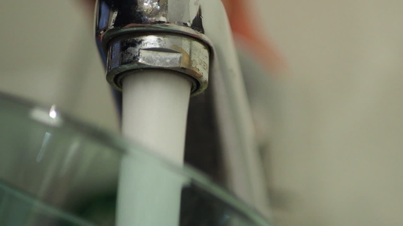 verter un vaso de agua del fregadero