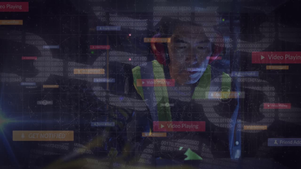 animación del procesamiento de datos sobre una mujer afroamericana usando auriculares en la sala del servidor