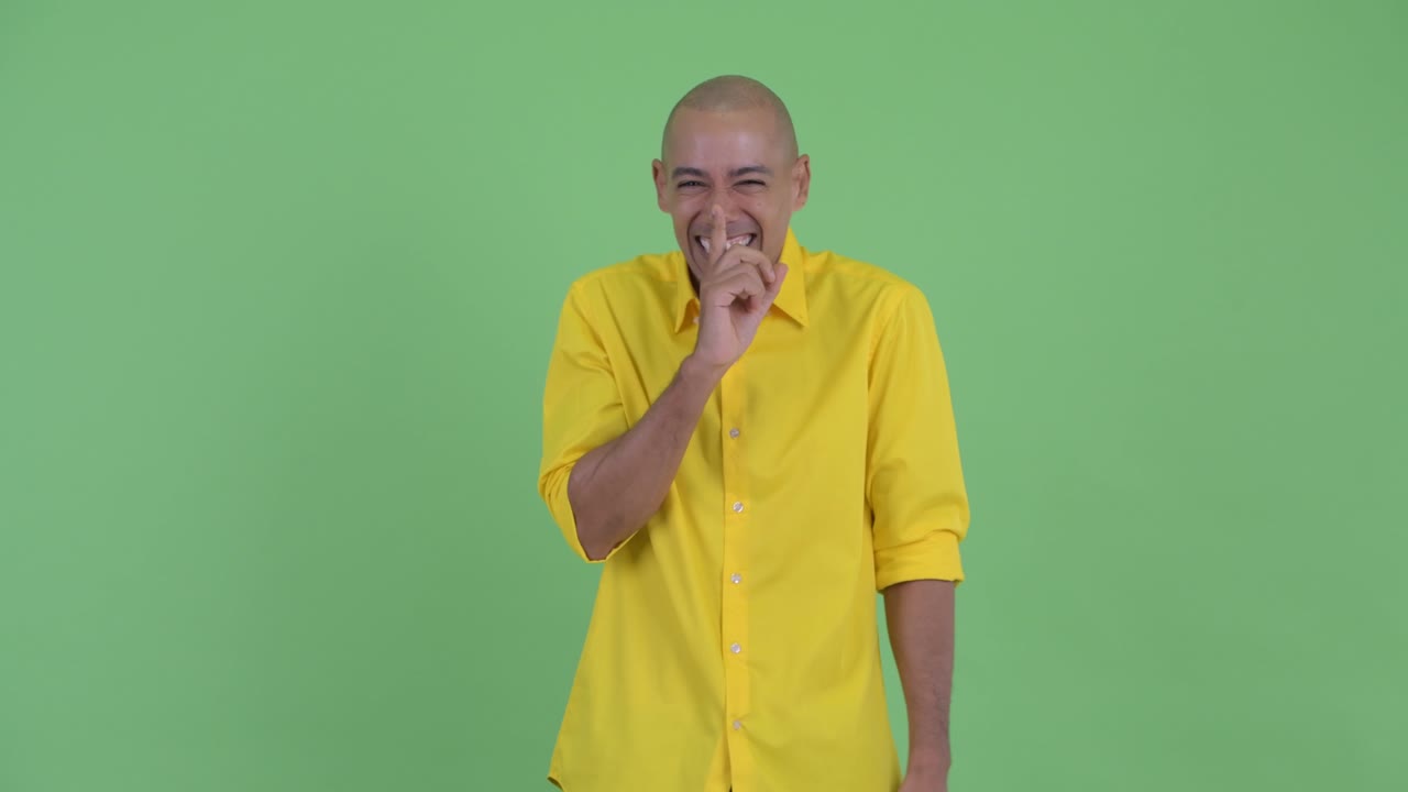Ritratto di un felice e affascinante uomo d'affari calvo