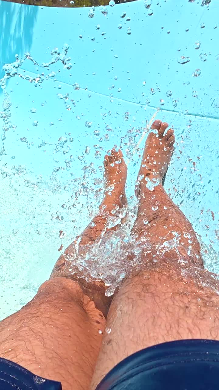 Scivolare giù da uno scivolo d'acqua