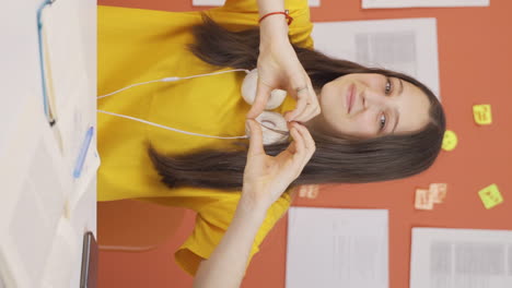 video vertical de una niña haciendo un símbolo de corazón para la cámara.