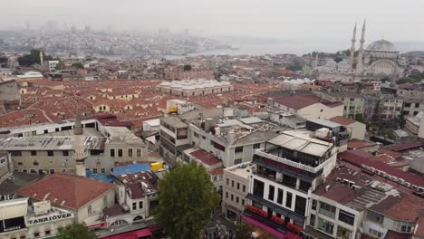 Vista-De-Arriba-Hacia-Abajo-Del-Gran-Bazar-Mirando-La-Azotea