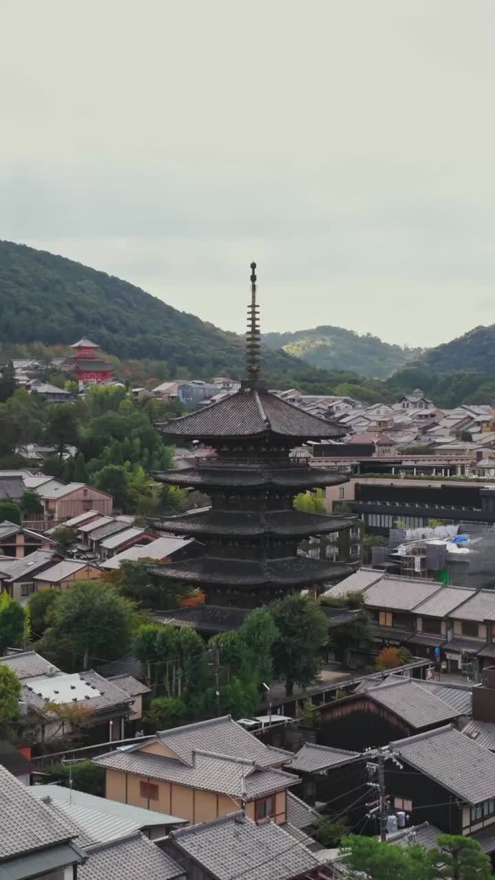 Drone aereo verticale che sorvola la pagoda del tempio Hōkan-ji sopra il vecchio quartiere di Kyoto
