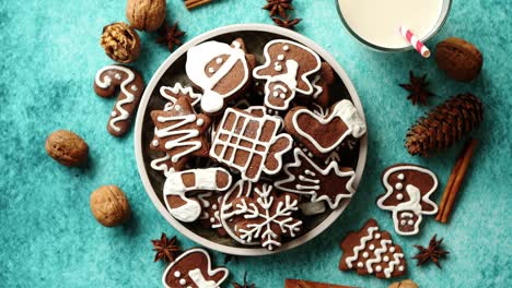 dulce composición navideña surtido de galletas de jengibre en un plato
