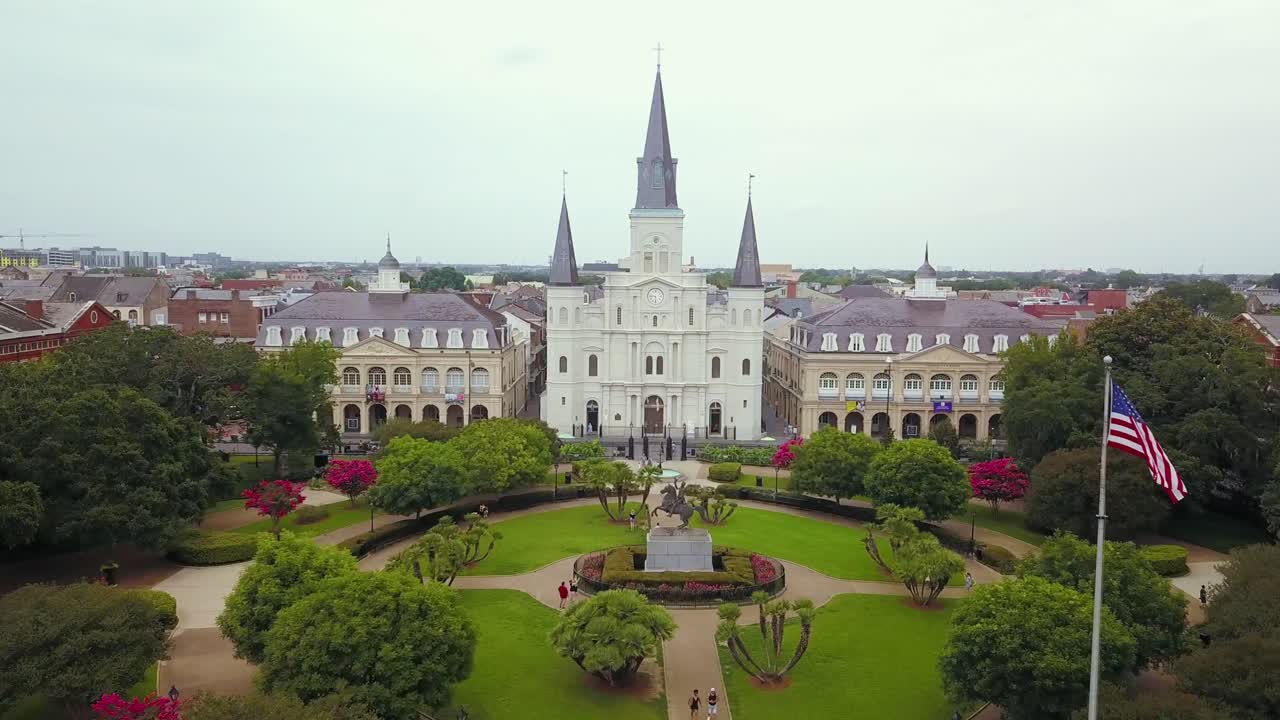 잭슨 광장의 프렌치 쿼터에 위치한 뉴올리언스의 역사적인 랜드마크는