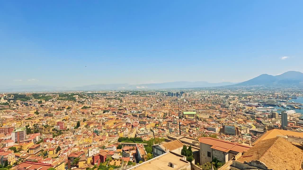 베수비우스 산과 함께 나폴리의 경치 좋은 전망