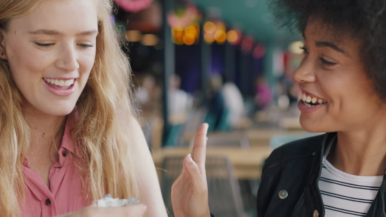 bellissime amiche che mangiano ostriche al ristorante che si godono un delizioso pasto di frutti di mare che si divertono a socializzare insieme 4k