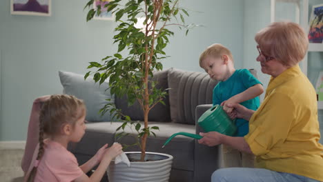 Großeltern-Kümmern-Sich-Mit-Süßen-Kleinen-Kindern-Um-Zimmerpflanzen