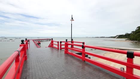 Largo-Puente-Marítimo-Rojo-De-Estilo-Japonés-Se-Encuentra-En-El-Mar