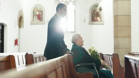 triste, funeral y iglesia con una anciana