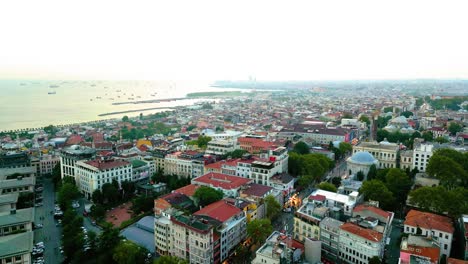 Filmische-Drohnenaufnahme-Der-Lichter-Der-Stadt-Istanbul-Bei-Sonnenuntergang