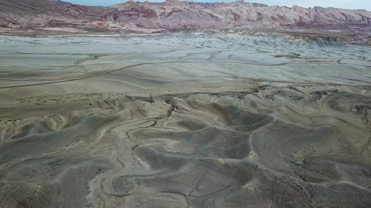Paesaggio di un altro pianeta nel deserto dello Utah. Vista aerea della valle desolata e senza vita sotto le colline di arenaria rossa