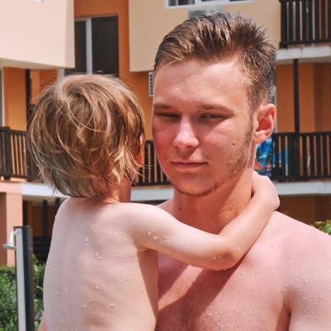 niños felices cerca de la piscina