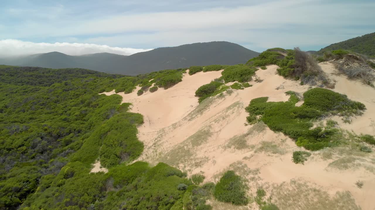 toma aérea de dunas de arena y grandes montañas en victoria australia