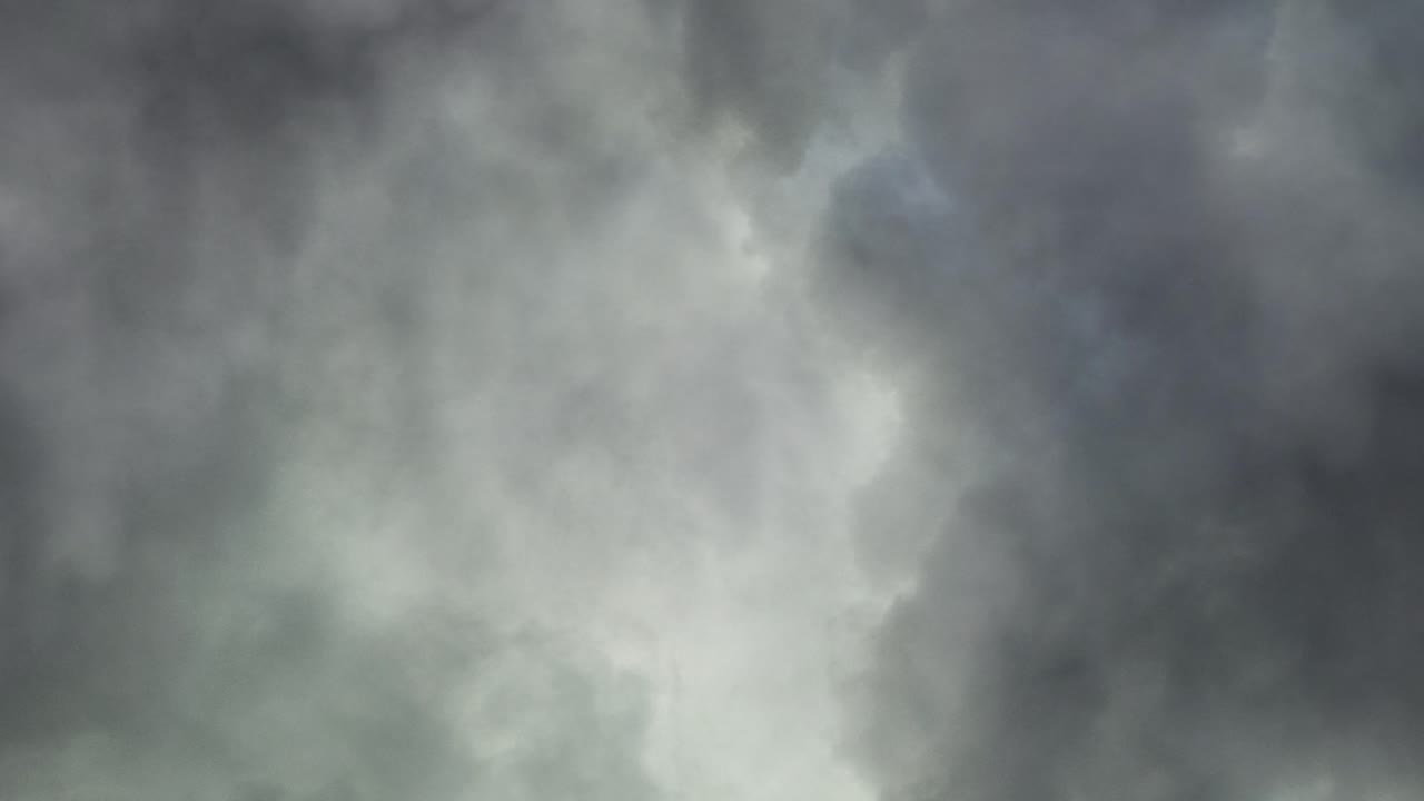 어에 거대한 검은 구름, 천둥 폭풍