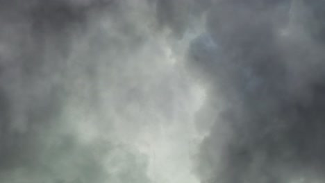 enormes nubes negras en la oscuridad, una tormenta de truenos