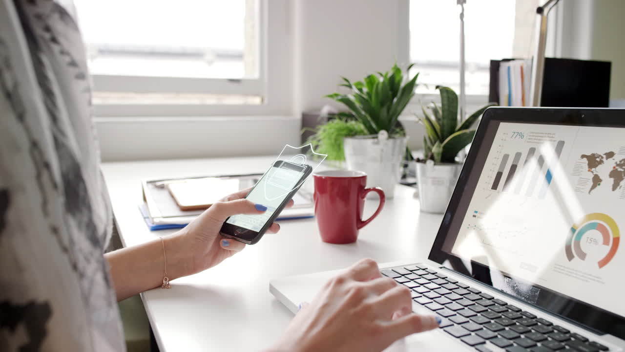 holograma de mujer de negocios, portátil y teléfono inteligente