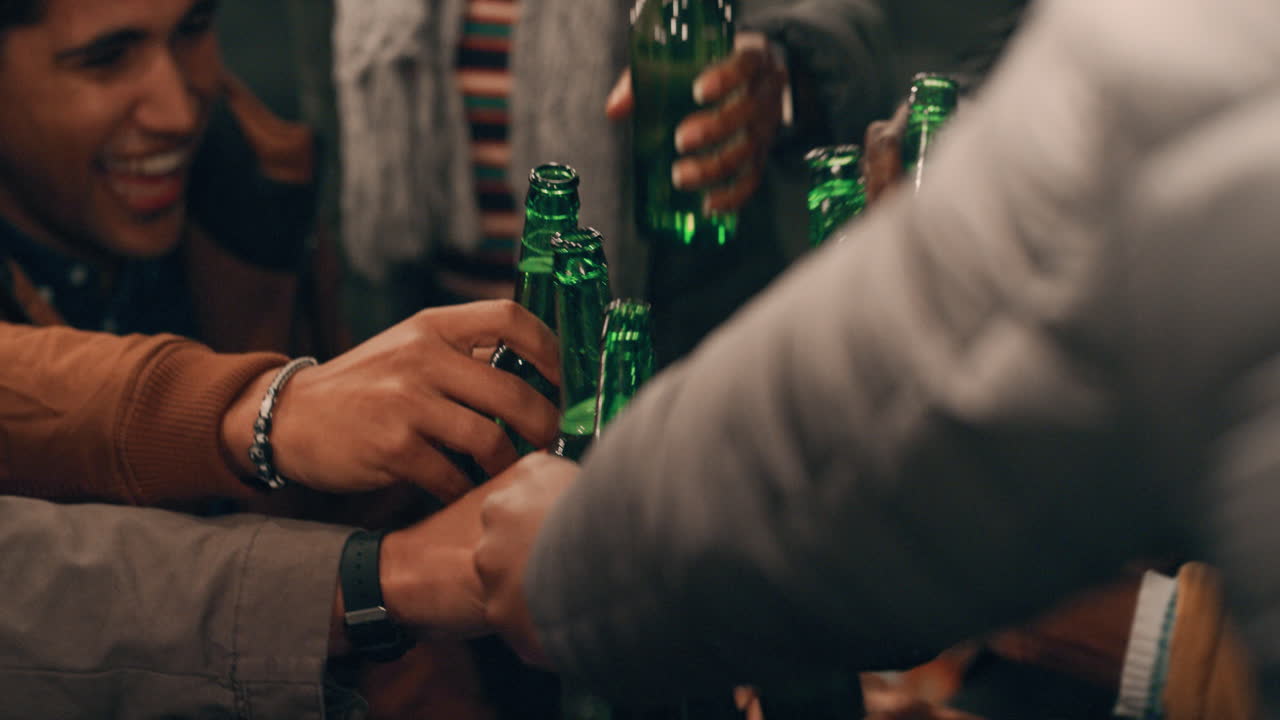 행복한 친구 그룹이 옥상 파티 축하를 즐기고 술을 마시고 토스트를 만들고 재미있는 사회적 모임 밤에 우정의 주말을 축하합니다