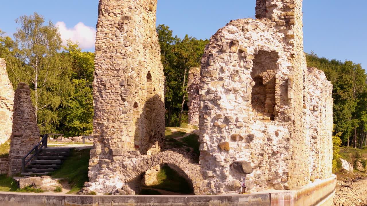 라트비아 의 코크네시 성 의 폐허 를 공중 에서 찍은 사진