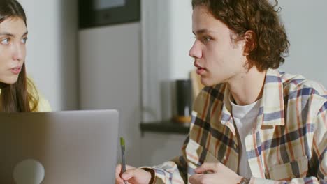 jóvenes adultos discutiendo el trabajo en casa