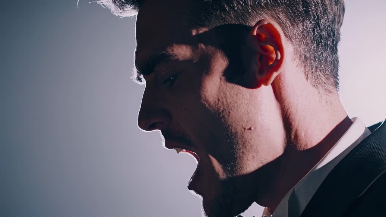 Uomo che canta al microfono