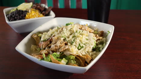 dos opciones de ensalada, ensalada de taco de fajita de carne y ensalada de fajita de pollo, deslizador 4k