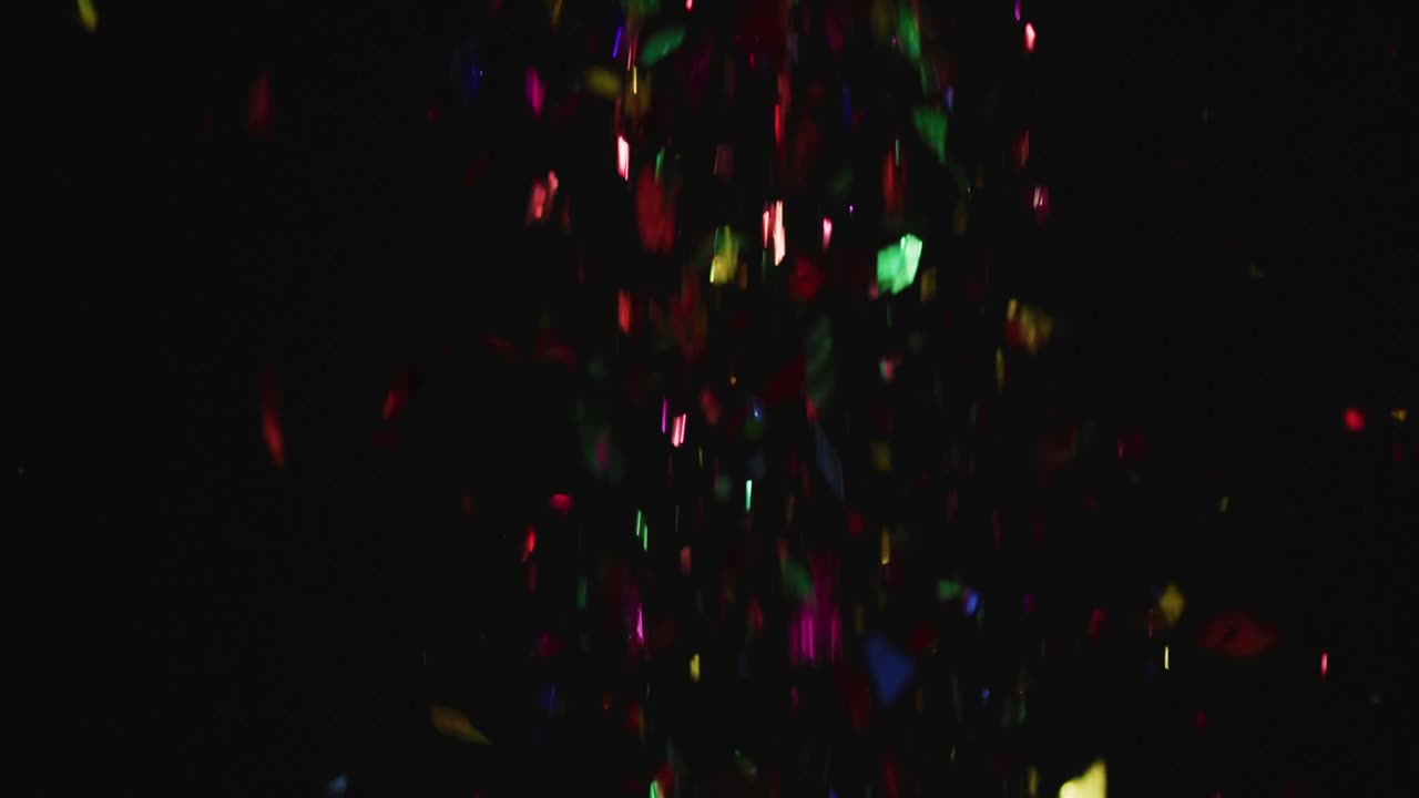 confeti multicolor que cae sobre un fondo negro