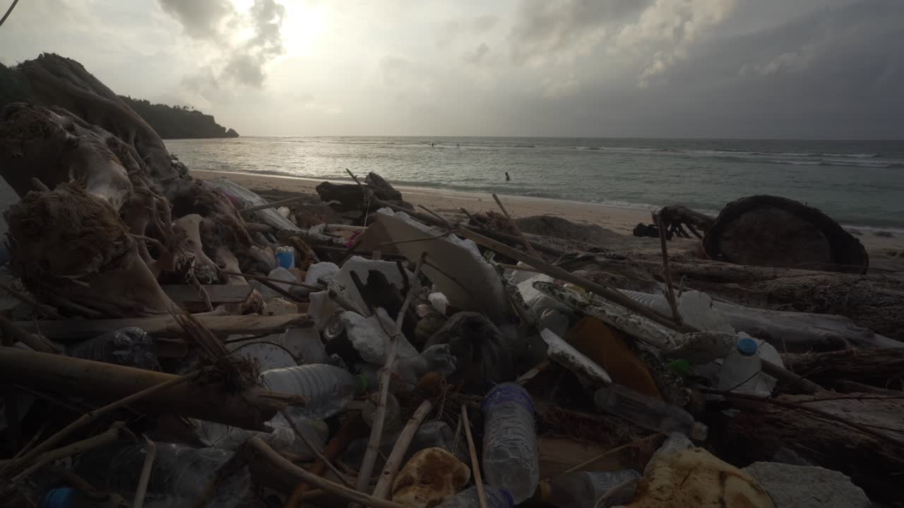 contaminación de basura en la playa