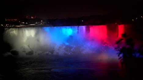 las cataratas del niágara en la noche iluminadas con los colores de la bandera eslovaca con motivo del día nacional de la constitución de la república eslovaca