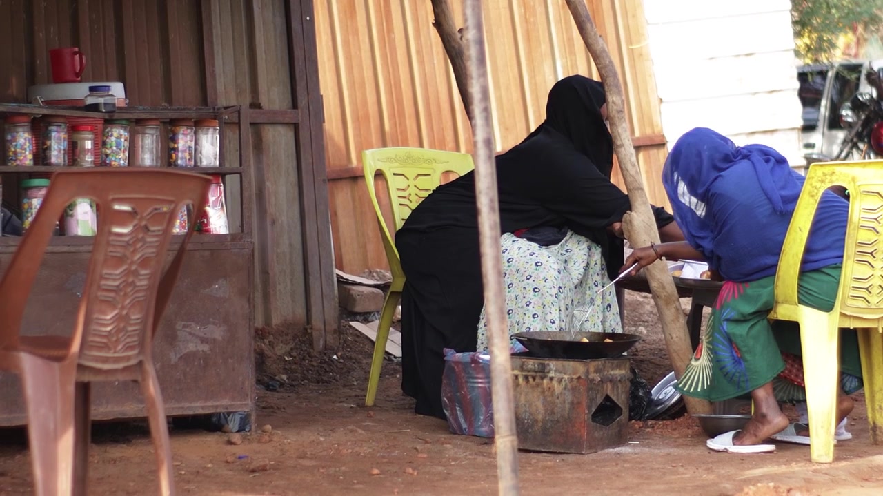 Dua Wanita Afrika Membuat Jajanan Jalanan, HD