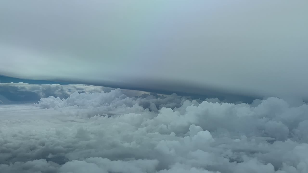 폭풍을 피하는 비행기 조종석에서 볼 수 있는 거대한 폭풍 구름을 날아다니는 인상적인 포브