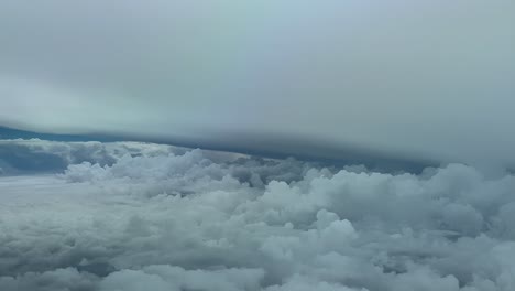 impresionante pov volando a través de una enorme tormenta de nubes como se ve desde la cabina de un avión evitando tormentas