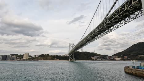 vista sobre la bahía y el puente de kanmon y el estrecho de kanmon entre las islas japonesas de honshu y kyushu