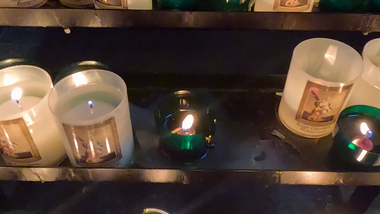 Een gedetailleerd beeld van brandende kaarsen in glazen houders, die hun warme gloed en serene sfeer tonen
