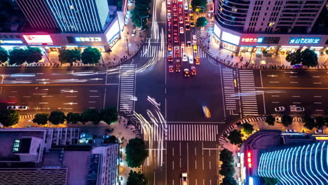 vista aérea nocturna de una intersección de la ciudad ocupada