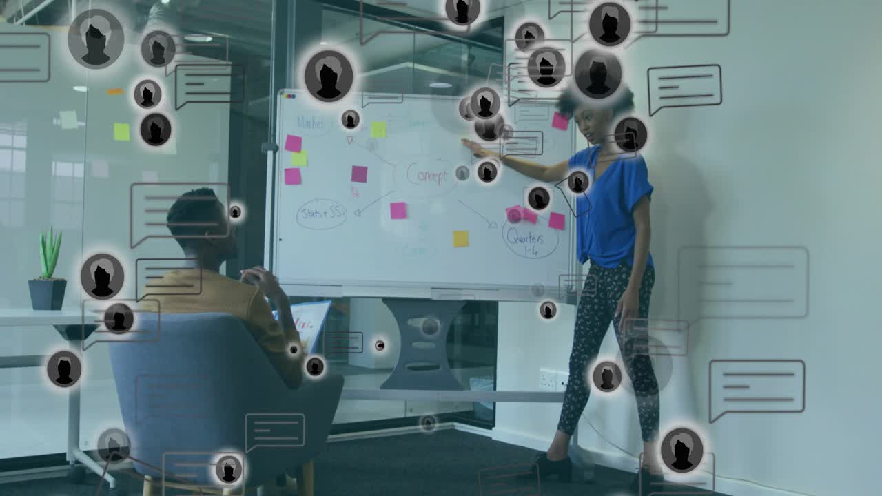 Donna che indica appunti sulla lavagna mentre un uomo tocca il PC, generando icone fluttuanti che mostrano una strategia aziendale.